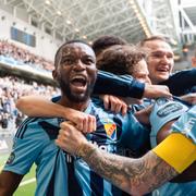 Djurgårdens Emmanuel Banda jublar efter 2-1 av Joel Asoro.