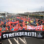 VW-arbetare vid fabriken i Zwickau i måndags. På banderollen står ”Strejkberedda”.