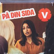 Vänsterpartiets valaffischer med partiledare Nooshi Dadgostar (V).