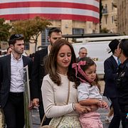 Arkivbild: Människor passerar en amerikansk flagga i centrala Jerusalem den 12 oktober 2025.