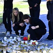 Sörjande Fagerstabor samlas vid en minnesplats utanför Brinellskolan i Fagersta på måndagen.