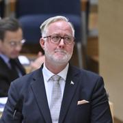 Liberalernas avgående partiledare Johan Pehrson (L) tackas av.