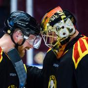 Brynäs Joachim Rohdin och målvakt Joacim Eriksson jublar.