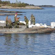 Hemvärnet hjälper till att få bort oljan i vattnet och runt klippor vid Flatvarps hamn. Oljan kommer från det grundstötta fartyget Makassar Highway som gick på grund i Tjusts skärgård norr om Västervik i måndags morse.