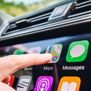 Techjättarnas infotainmentlösningar – inte så trafiksäkra som många kanske tror.