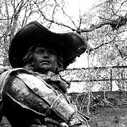 Staty och porträtt av den verklige d’Artagnan. Staty av romanfiguren, från Dumasmonumentet i Paris