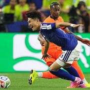 Japans Tsuyoshi Watanabe under mötet med Nederländerna.