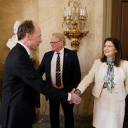 Jussi Halla-aho hälsar på Sveriges dåvarande utrikesminister Ann Linde våren 2022.