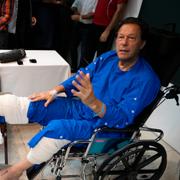 Imran Khan efter att ha blivit skjuten i benet i november. K.M. Chaudary / AP