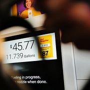 Bensinpriserna ligger nu kring 4 dollar per gallon i USA.