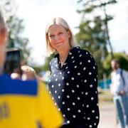 Magdalena Andersson fotograferas under ett besök på Skara sommarland.