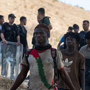 Människor som anklagas för att ha försökt korsa gränsen till Ceuta grips av marockansk polis nära den marockanska Fnideq den 15 augusti 2026.