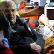 Skadade personer i en ambulans efter en rysk attack mot Ukraina i natt.