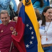 Edmundo Gonzalez Urrutia med partiledaren Maria Corina Machado under ett valmöte i juli. 