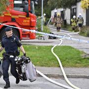 Polis och bandbilar efter explosionen vid en bostad i Hässelby villastad i nordvästra Stockholm.