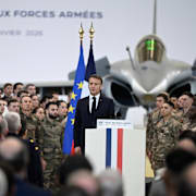 Emmanuel Macron sjunger nationalsången efter sitt tal på militärbasen Istres i södra Frankrike i dag.