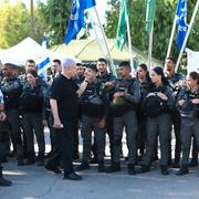 Benjamin Netanyahu hälsar på israeliska soldater.