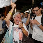 En kvinna gråter av sorg vid en minnesstund för Liu Xiaobo i Hong Kong.