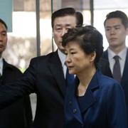 Här anländer Park Geun-Hye till rätten.