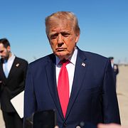 Donald Trump utanför Air Force One, 25 oktober.