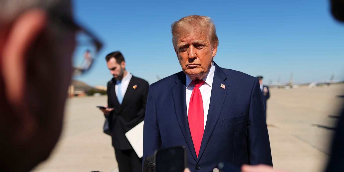 Donald Trump utanför Air Force One, 25 oktober.