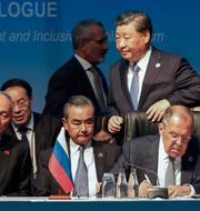 Kinas president Xi Jinping går förbi Rysslands utrikesminister Sergej Lavrov under Bricsmötet i förra veckan. Marco Longari / AP