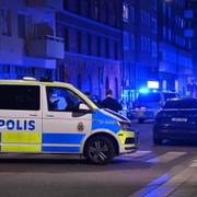 Polis på plats på Surbrunnsgatan i Vasastaden i centrala Stockholm efter larm om skottlossning.