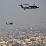 Två av amerikanska UD:s helikoptrar över Bagdad. Arkivbild. 