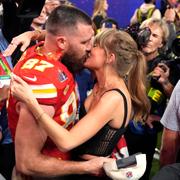 Taylor Swift kysser Travis Kelce efter Super Bowl.