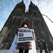 En demonstrant vid katedralen i Köln.