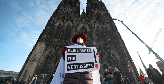 En demonstrant vid katedralen i Köln. AP.