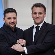 Presidenterna Volodymyr Zelenskyj och Emmanuel Macron på en gemensam presskonferens efter mötet i Paris.