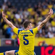 Gabriel Gudmundsson slår ut med armarna i mötet med Grekland.
