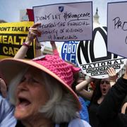 Demonstranter protesterade mot Trumpcare utanför Capitol Hill i Washington DC på torsdagen.