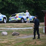 Poliser söker i ett område efter skottlossningen i Hisings Kärra i Göteborg.
