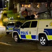 Polisen är på plats med många patruller.
