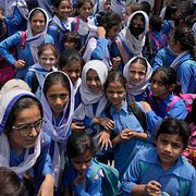 Elever lämnar en skola i Lahore i Pakistan.