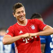 Robert Lewandowski firar ett av sina mål.