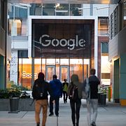 Google-skylt på en kontorsbyggnad i USA, arkivbild.