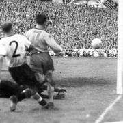 Kurre Hamrin gör sitt berömda 3-1 mål efter en lång dribblingaräd i VM-semifinalen mot Tyskland 1958.