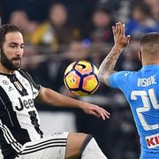 Gonzalo Higuain och Napolis Lorenzo Insigne kämpar om bollen.