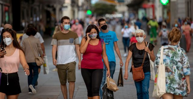 Personer med munskydd i Madrid. Manu Fernandez / TT NYHETSBYRÅN