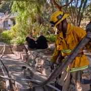 Brandman arbetar vid en bostad i Silver Lake i Los Angeles