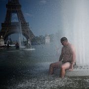 En fransman svalkar sig i Paris.