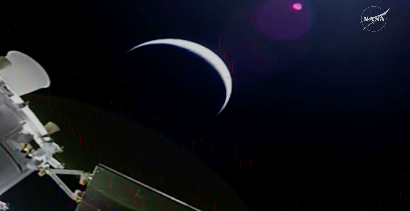 En del av rymdfarkosten Orion med jorden i bakgrunden. Bilden har släppts av den amerikanska rymdstyrelsen Nasa.