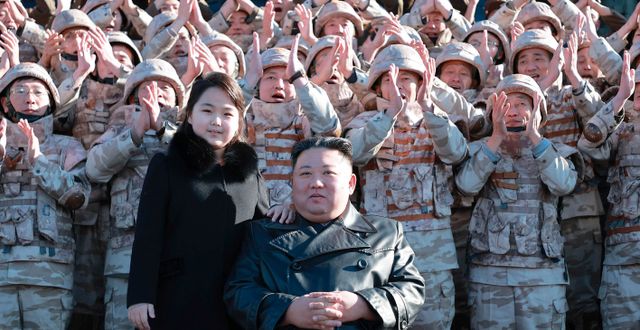 Kim Jong-Un med sin dotter.  AP