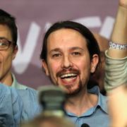 Podemos partiledare Pablo Iglesias med flera firar valresultatet den 20 december.