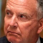 Jurij Ushakov och Vladimir Putin i Kreml, Moskva, den 23 januari 2019. Steve Witkoff i Vita huset den 17 oktober 2025. 