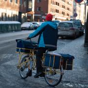 Arkivbild: Brevbärare från Postnord cyklar.