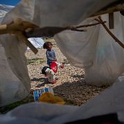Fyraårige Ali utanför tältet som hans familj har tagit skydd i.
